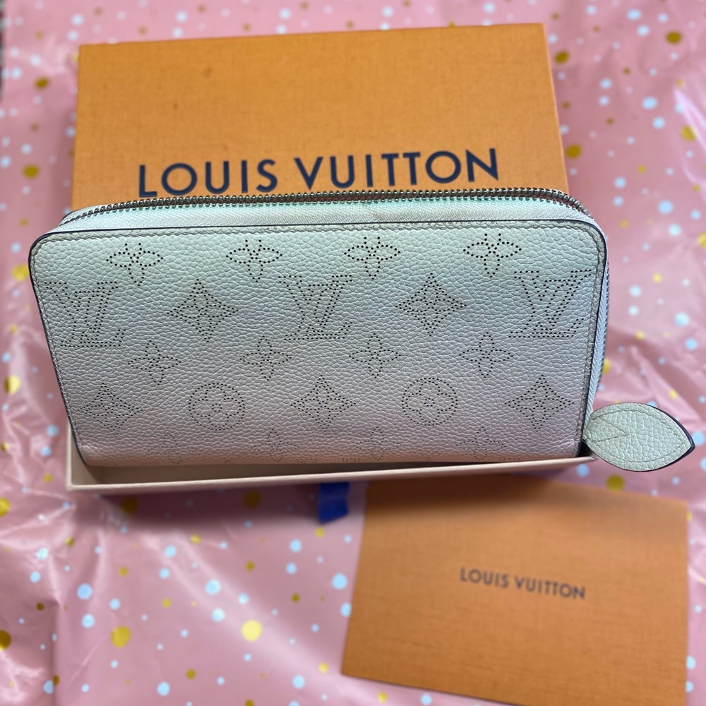Louis Vuitton Mahina Monogram Wallet - Picture 5 of 16